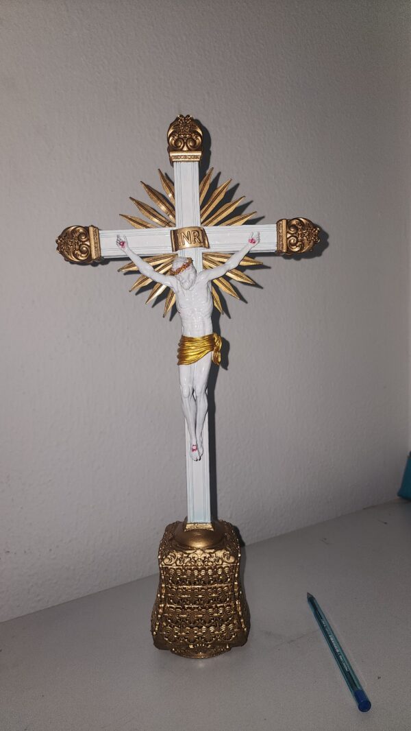 Crucifixo de Resina com Jesus - Pintado à Mão em Branco e Dourado - Detalhes Realistas