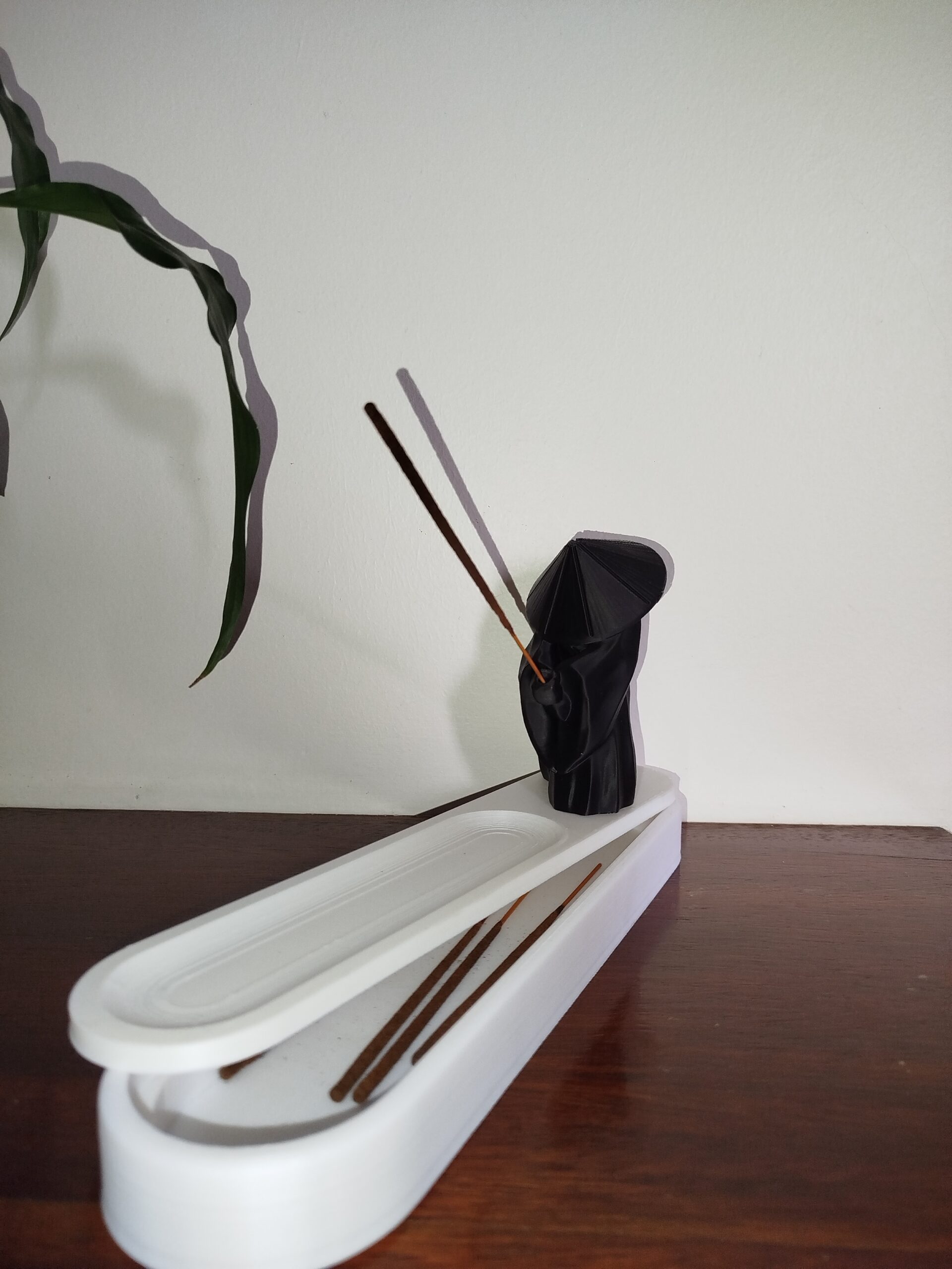 Youxia Incense Holder Características principais: Design Versátil: Combina com qualquer estilo de decoração. Material Resistente: Durável e fácil de limpar. Praticidade: Ideal para uso diário, com segurança e elegância. Propósito Multifuncional: Perfeito para relaxar, meditar ou renovar as energias do ambiente. - Image 6
