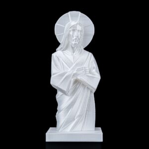 Estátua de Jesus Cristo branca impressa em 3D, com auréola e braços cruzados sobre o peito, em fundo preto.
