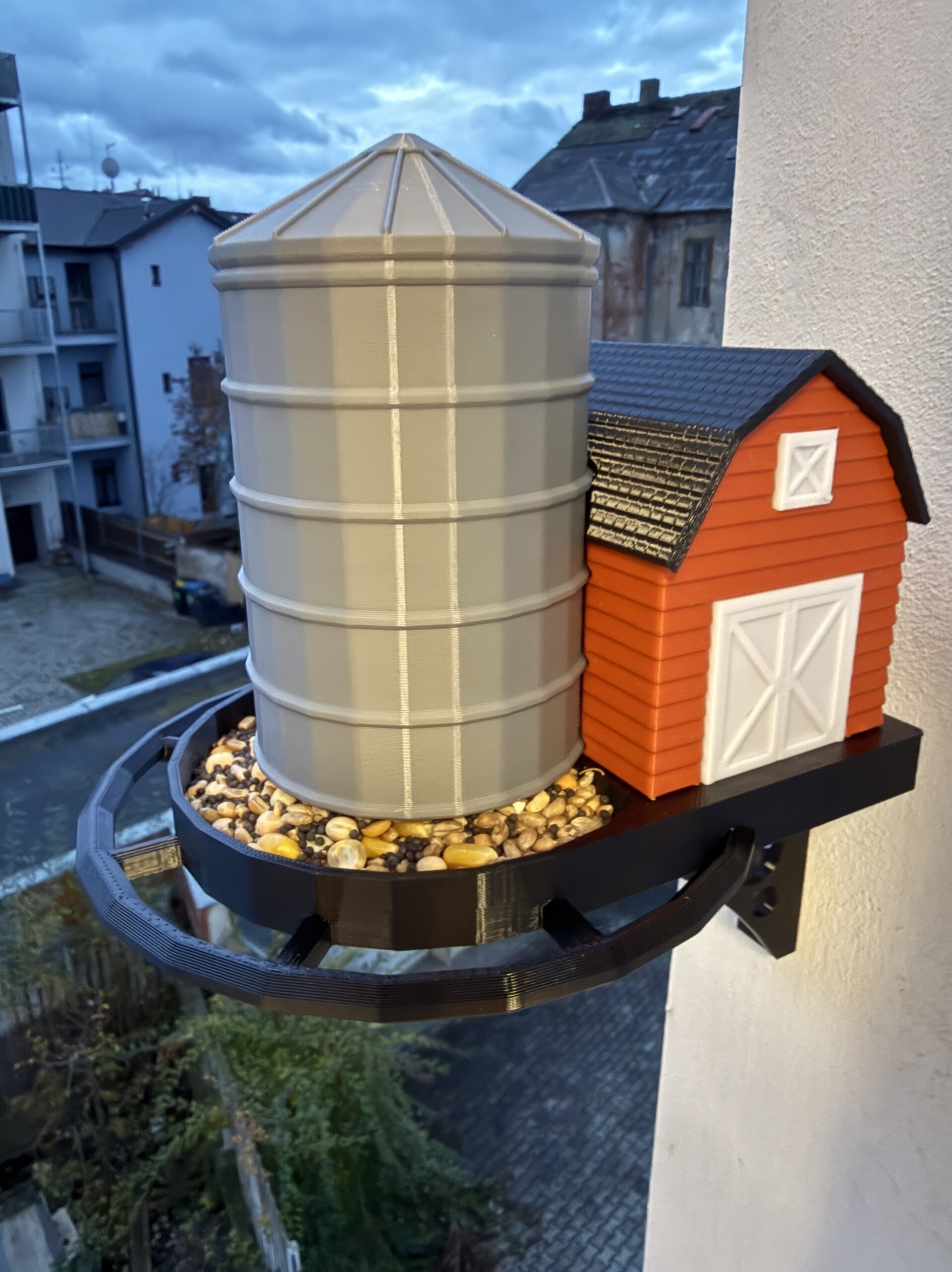 Comedouro para pássaros em formato de celeiro e silo