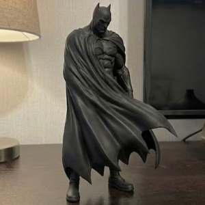 Capture a pose mais clássica do Cavaleiro das Trevas. 🦇 Este modelo detalhado retrata o Batman em um momento de meditação profunda, observando a cidade do topo de um arranha-céu.