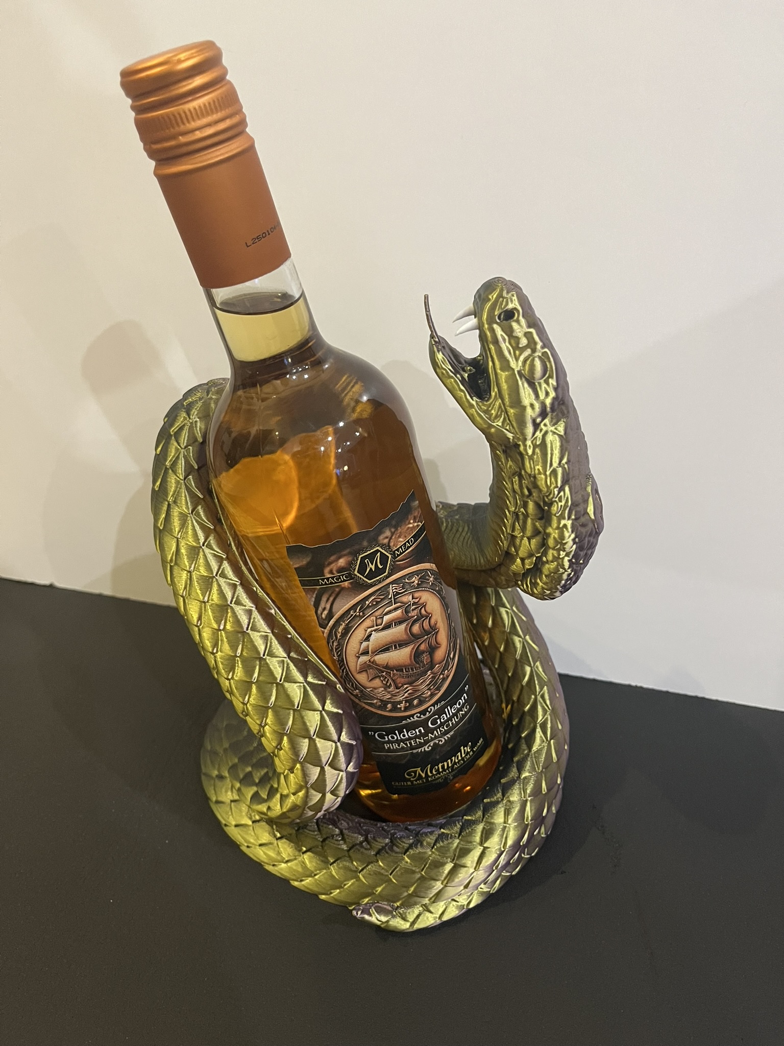 Naja's Embrace Weinflaschenhalter