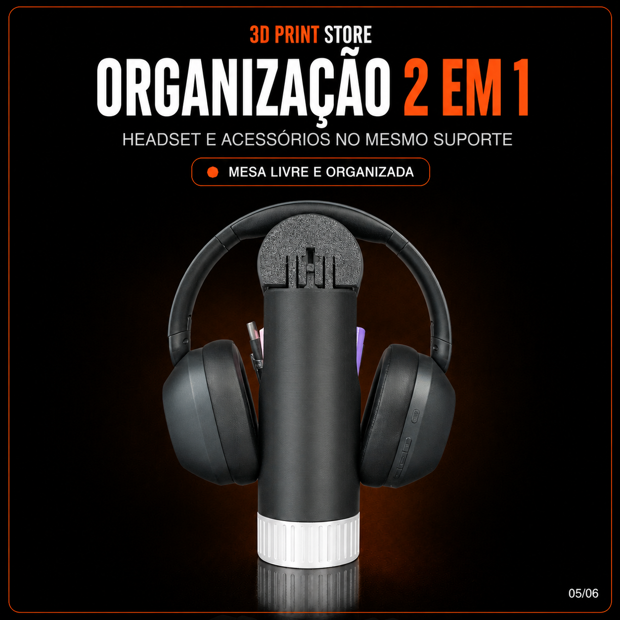 Suporte Curve Caddy preto e branco para headset, com porta-objetos integrado, produzido em impressão 3D.