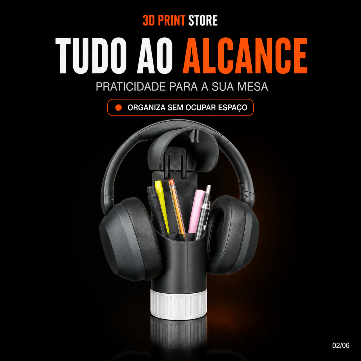 Suporte Curve Caddy preto e branco para headset, com porta-objetos integrado, produzido em impressão 3D.